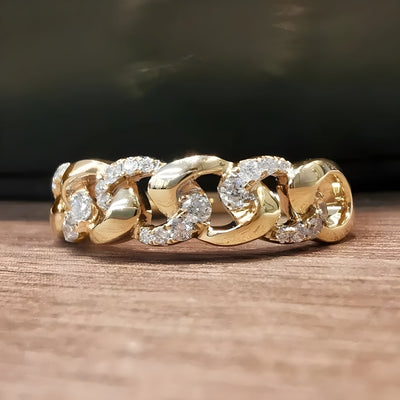 Anello Elegante con Maglia Dorata