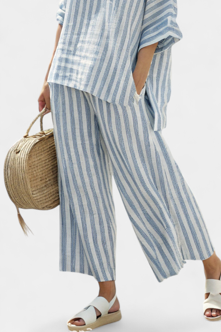 Elegante Set Mediterraneo in Lino con Strisce Bluastre e Dettagli Freschi