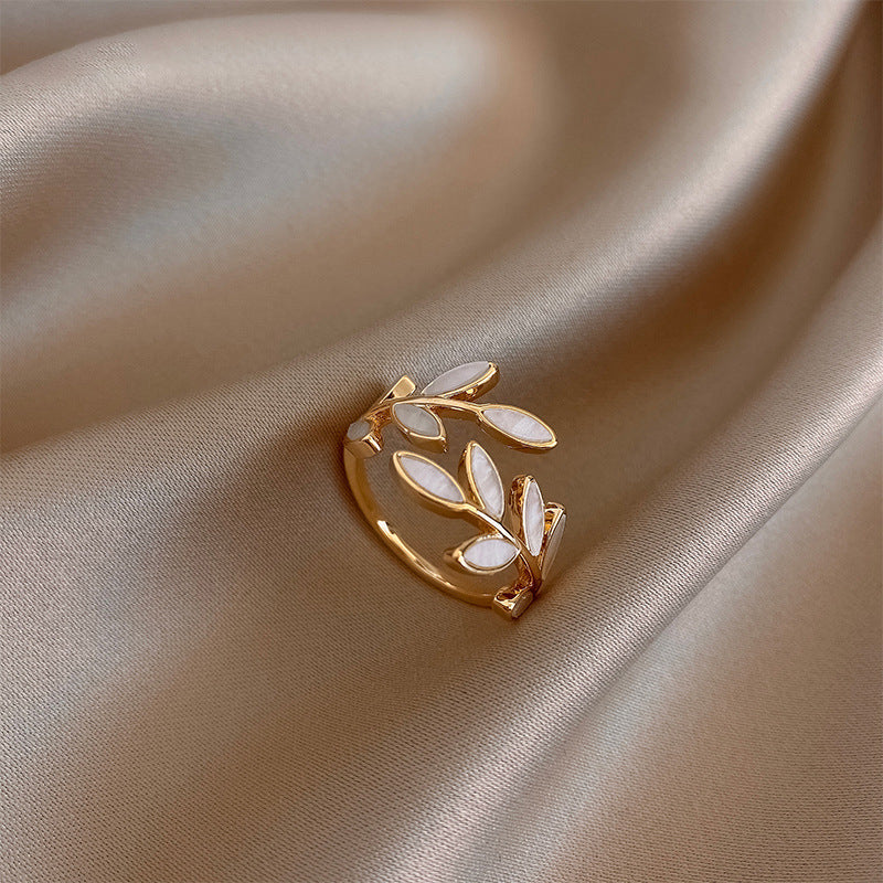 Pure - Anello Regolabile in Opale Bianco a Foglia